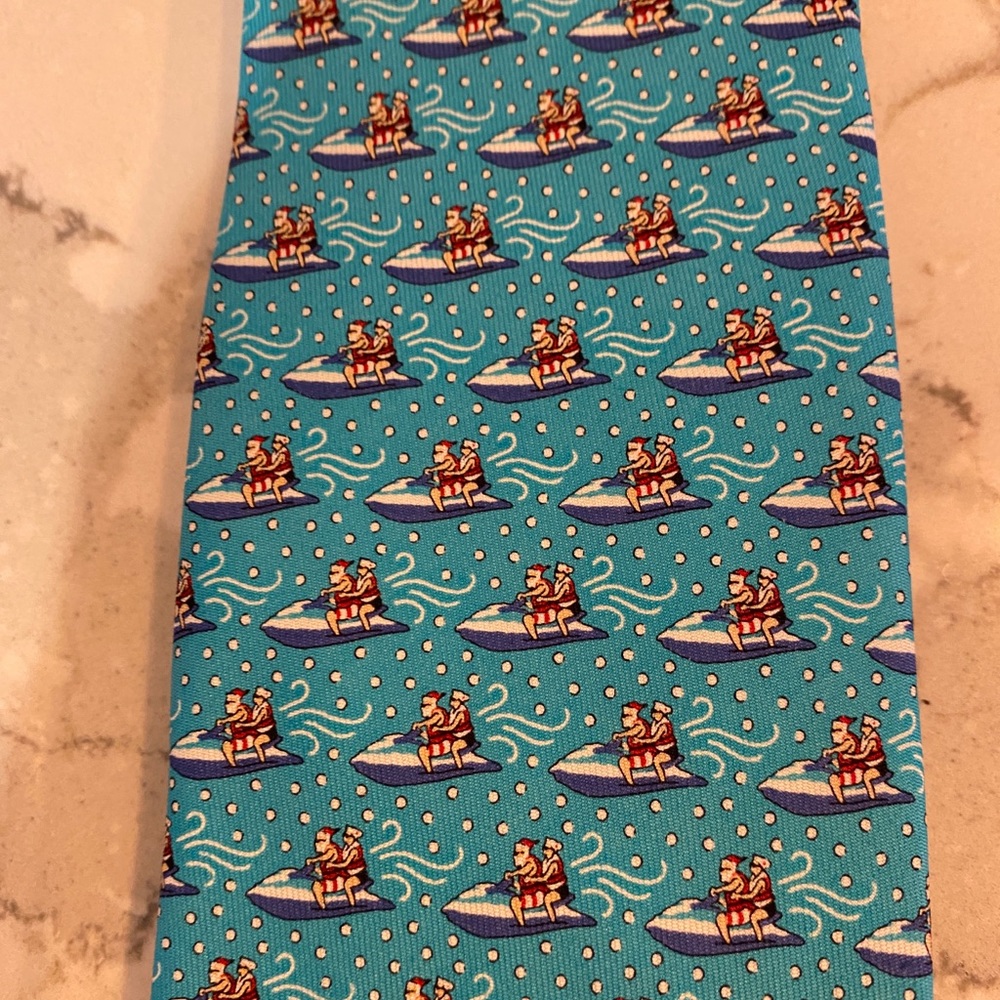 NWT vineyard vines tie.